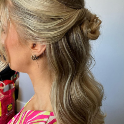 Soft waves for my bride , she wanted a soft look to match both her wedding outfits - #halfuphair #bridalhair #hollywoodwaves