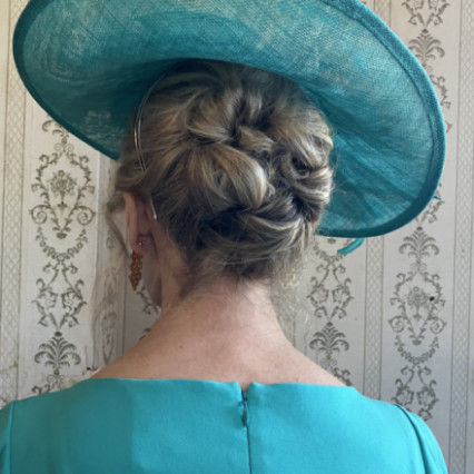 Gorgeous up do , sitting just right for her stunning fascinator - #glamorous #motherofthebride #texturedupdo