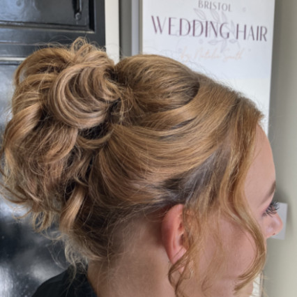Very popular at the moment a up do created by a twist into curls - #weddingguests #eleganthighupdo