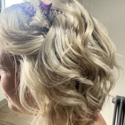Bridesmaids bob curled on a tong with dried flowers clipped in - #flowersinherhair #loosecurls #softcurls