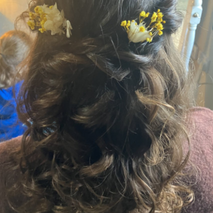 Curled with a twist at the sides to add the dried flowers - #halfuphair #flowersinherhair #twisteddowndo