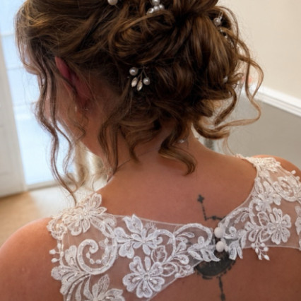 Bride messy bun

Clitheroe, Ribble Valley, Lancashire, Blackburn, Whalley, Skipton, Yorkshire, Manchester, Cheshire - #messybun #messyupdo