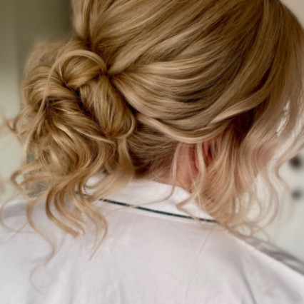 Relaxed low bun with loose pieces - Photography by: Charlotte Heather Bridal Hair. #lowbun #relaxedupdo