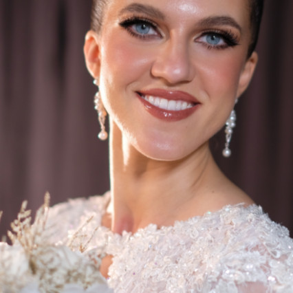 My lovely client requested a glamorous, full-lash smokey look. She’s a fan of Korean makeup and skincare , glowy, radiant, and dewy , without using black eyeshadows. I went with brown and neutral tones to complement her features beautifully, keeping the eyes bold but the skin soft and natural. Amanda wanted minimal contour so her stunning blue eyes could truly shine.
Since she has very sensitive skin, we used her own Korean BB cream to ensure comfort and a flawless match. I created a luminous, skin-like base to achieve that fresh, dewy finish. For the eyes, we used full strip lashes for volume and added a few clusters on the outer corners to elongate and lift her eyes. We finished with a nude-brown lipstick topped with gloss for that perfect, polished glow. - Photography by: Lourdgene Howes. #glamorous #lashes #smokeyeyes #dewyskin