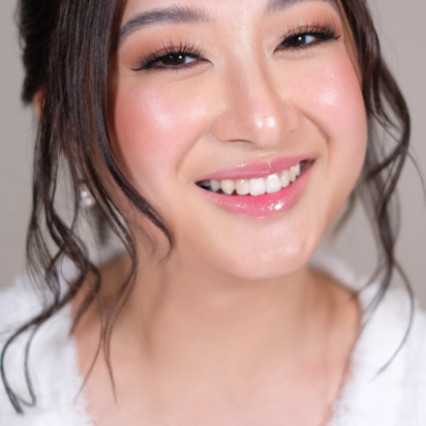 Beautiful House of Howes Bride, Bonnie Woo. Bonnie requested a soft updo with a fresh, dewy complexion and eye makeup to subtly open up her eyes.The secret to that effortless glow? Proper skin prep! When done right, it gives you that radiant, skin-like finish every bride dreams of. - Photography by: Lourdgene Howes. #fresh #dewyskin #healthyglow #naturalmakeup #bridalmakeup