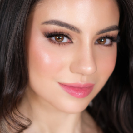 Timeless makeup over trendy. This is the kind of beauty you look back on in 20 years and still say THAT'S ME, and I look incredible - Photography by: Lourdgene Howes. #weddingmorning #freshmakeup #radiant #glowy #radiantskin #brownsmokeyeye #softglam #softsmokey #beautifulbridalmakeup