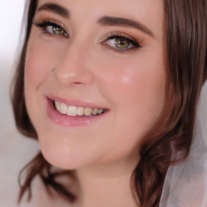  Photography by: Lourgene Howes. #glowingskin #summerbride #glowingmakeup #softglam