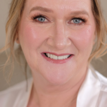  Photography by: Lourgene Howes. #maturebride #radiantskin #radiantbride #softglammakeup