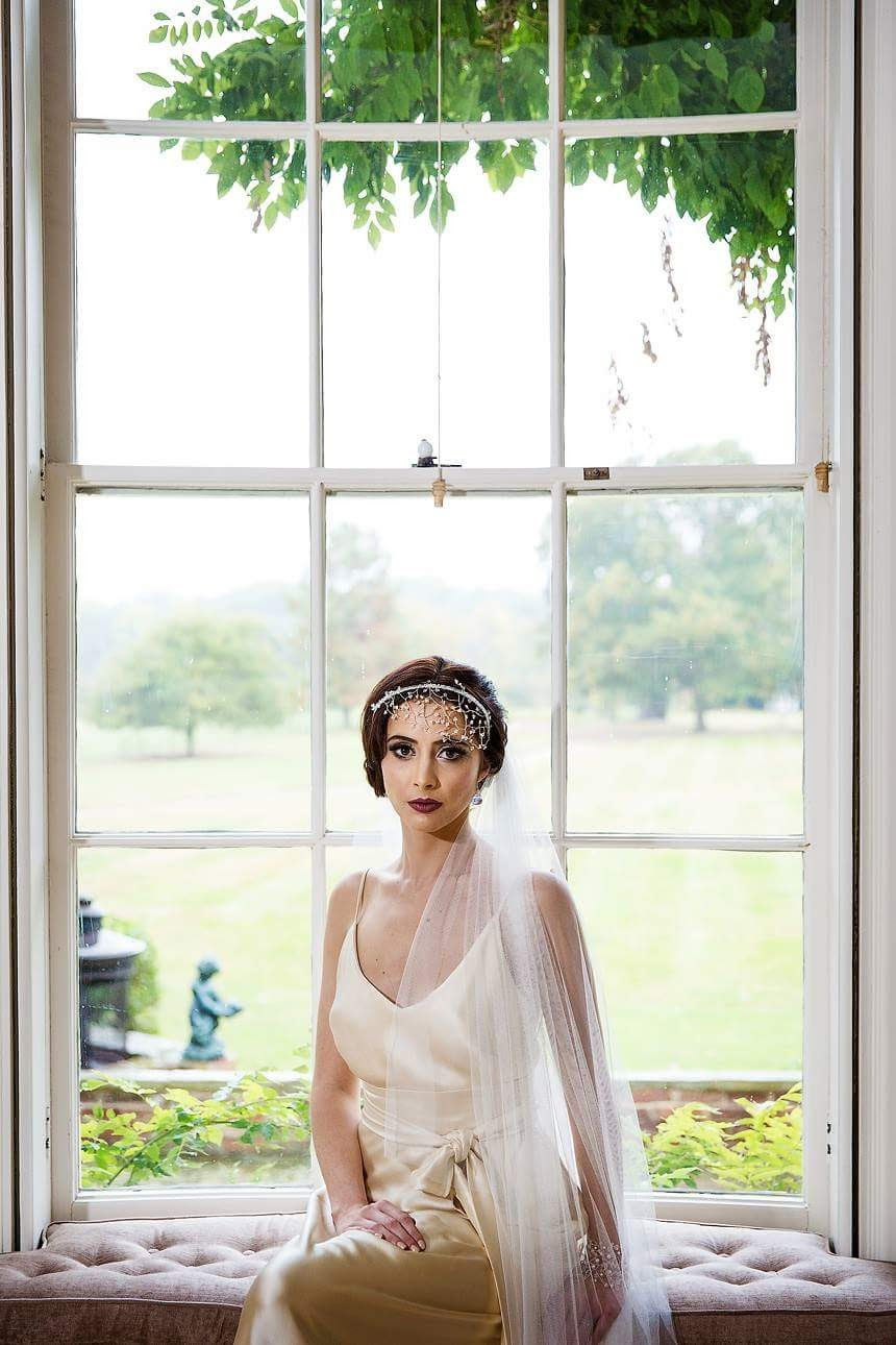 Just perfect for elegant and vintage Brides 
Sleek waves updo - Make Me Bridal Artist: Bridal hair by Jennie . Photography by: Studio Rochford . #vintage