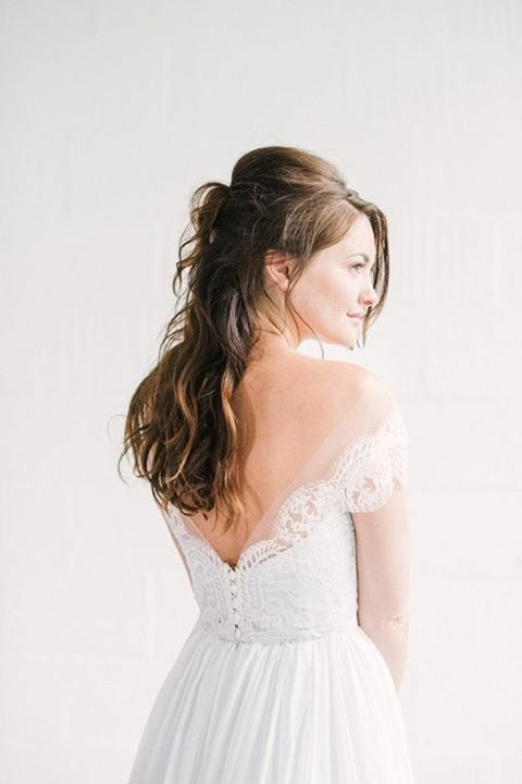 Naomi Neoh’s Celestial 2018 Collection - Make Me Bridal Artist: Love your hair Cassandra . Photography by: Hannah Duffy . #glamorous #halfuphair #curls #bridalhair #elegant #romantichairup #hairup #bridalhair #bridalhairstylist #wavyhair #bride #weddinghair