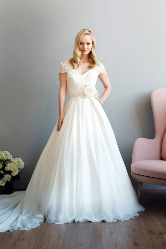 - Make Me Bridal Artist: Love your hair Cassandra . Photography by: Hannah duffy. #classic #elegant #weddinghair #smoothcurls #bridalhair #waves #glamourous #hairdown #smoothwave #weddinghairdown