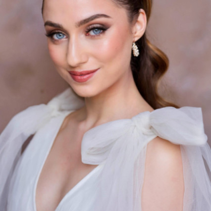  Photography by: By Rebecca Eve. #glamorous #halfuphair #bridalmakeup #bridalhairandmakeup #romantic #beautifulbridalmakeup