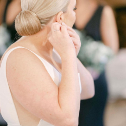 Photography by: Catherine Carter. #lowbun #modernbride #sleekbun