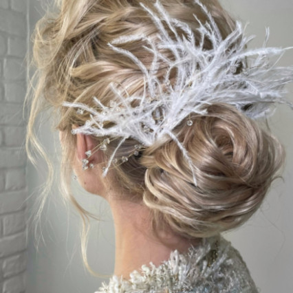  Photography by: Milenashevtsova. #classic #lowbun #texture