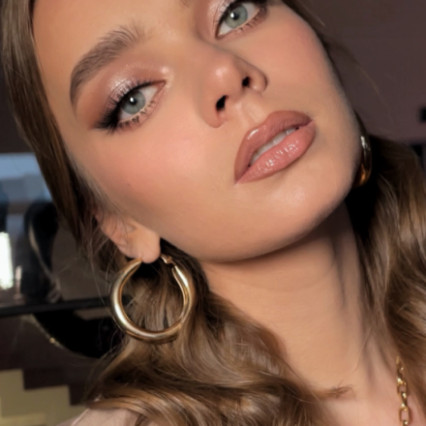  Photography by: Milenashevtsova. #naturalmakeup #wingedliner #glowingskin