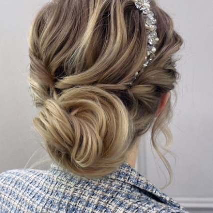  Photography by: Milenashevtsova. #classic #lowbun