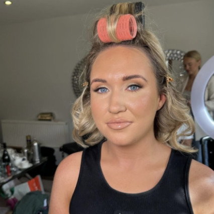 Romantic Soft Glam
The perfect harmony between natural and glam. Radiant skin, softly bronzed tones, and delicately blended eyes create a bridal look that feels effortless yet elevated. Finished with fluttery lashes and a soft nude lip for timeless elegance. - #bridalmakeup #bridesmaidmakeup #bronzeeyeshadow