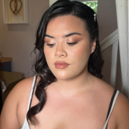Soft Definition, Maximum Impact
Blended bronze tones and softly sculpted cheeks add warmth and shape, while a neutral lip keeps the look harmonious. Soft glam at its finest — elegant, flattering, and timeless. - #bridalmakeup #bridesmaidmakeup #softglammakeup
