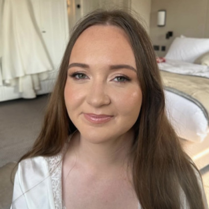 Modern Bridal Soft Glam
A lightweight, glowing base paired with champagne shimmer on the lids creates subtle dimension. The overall effect is refined, fresh, and perfectly balanced for a contemporary bride. - #bridalmakeup #bridesmaidmakeup #softglammakeup