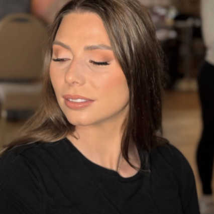 Effortlessly Elevated Bride
This soft glam look enhances her natural beauty with warm neutrals and gentle contouring. The complexion remains luminous while the eyes carry just enough definition to stand out beautifully in photographs. - #bridalmakeup #bridesmaidmakeup #softglammakeup