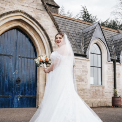 Long-Lasting Bridal Glam
Created with durability in mind, this matte bridal look offers full coverage without heaviness. Carefully placed contour and highlight bring dimension, while a neutral lip keeps the overall look elegant and balanced. - #bridalmakeup #bridesmaidmakeup #softglammakeup