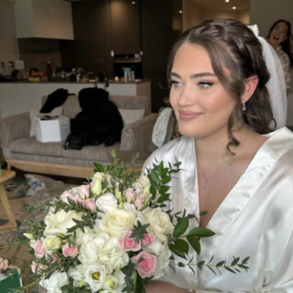 Golden Bridal Radiance
Warm bronzed tones enhance her natural colouring, while subtle shimmer on the eyes adds depth and elegance. The overall effect is glowing, fresh, and effortlessly beautiful. - #bridalmakeup #bridesmaidmakeup #softglammakeup