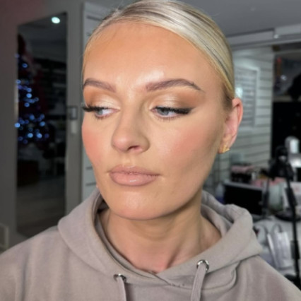 Modern Dewy Elegance
A glowing base, delicate eye definition, and softly highlighted features create a bridal look that feels romantic and luxurious. Perfect for brides who want to shine — literally and figuratively — on their wedding day. - #bridalmakeup #bridesmaidmakeup #softglammakeup