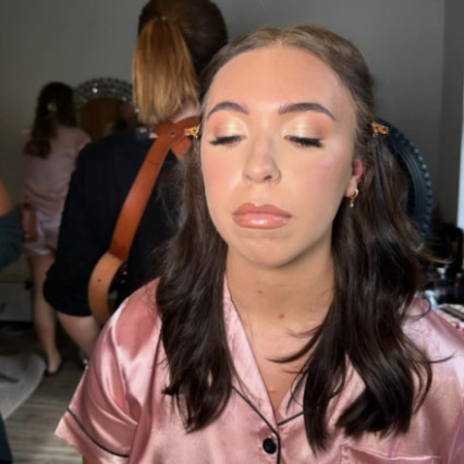 Soft Glow Perfection
Designed to enhance rather than mask, this bridal look focuses on skin texture, luminosity, and seamless blending. The result is radiant, timeless, and beautifully camera-ready. - #bridalmakeup #bridesmaidmakeup #softglammakeup