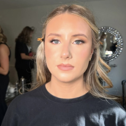 Lit-From-Within Glow
This radiant bridal look centres around luminous, hydrated skin. Cream-based products were layered to achieve a healthy glow, with light-reflecting high points that catch the light beautifully throughout the day. - #bridalmakeup #bridesmaidmakeup #softglammakeup