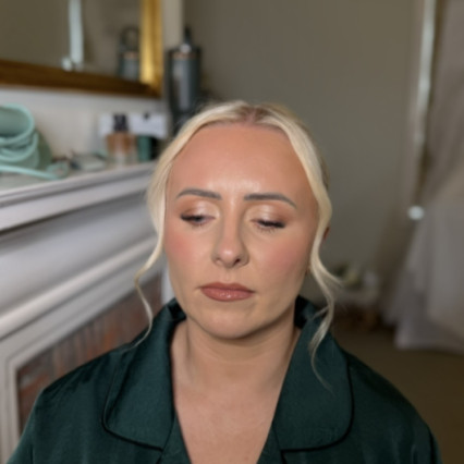 Effortlessly Elevated Bride
This soft glam look enhances her natural beauty with warm neutrals and gentle contouring. The complexion remains luminous while the eyes carry just enough definition to stand out beautifully in photographs. - #bridalmakeup #bridesmaidmakeup #softglammakeup