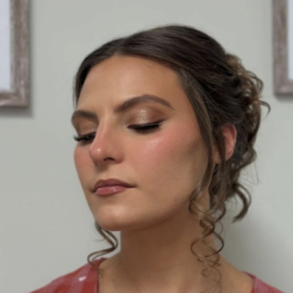 Fresh & Dewy Bride
A glowing complexion paired with soft peach and champagne tones creates a youthful, romantic finish. The skin remains radiant without looking oily — perfectly balanced for photography. - #bridalmakeup #bridesmaidmakeup #softglammakeup