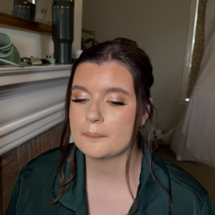 Fresh & Dewy Bride
A glowing complexion paired with soft peach and champagne tones creates a youthful, romantic finish. The skin remains radiant without looking oily — perfectly balanced for photography. - #bridalmakeup #bridesmaidmakeup #softglammakeup