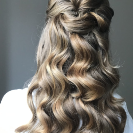 My bride wanted a timeless style for her hair, soft waves that were chic, pretty and gave amazing shine to her natural hair. - #smoothwaves #halfuphair #londonwedding #loosewaves #timeless #londonbride