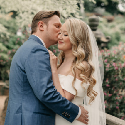 My bride here was featured in and on the cover of London Brides. This was her destination wedding as she traveled from USA. We kept the makeup soft and classic. We kept her beautiful freckles and added a soft warm peachy lip which made her blue eyes pop. - Photography by: Laura Vieceli Photography. #naturalmakeup #waves #freckles #londonwedding #longhair #softmakeup #londonbride