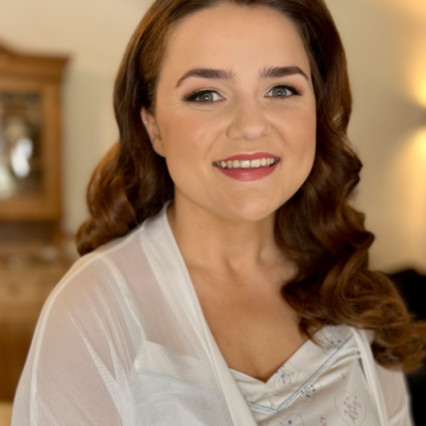 My bride wanted a soft glam and an elevated version on her natural waves. We made the skin look Matt and flawless and as she never wore lipstick before we found the right shade of natural with a rose pink hue. - #waves #softglammakeup #matteskin #softglam