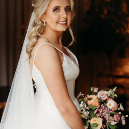  #glamorous #curls #weddingmorning #bridalmakeup