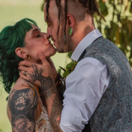 Boho inspired hair with forest vibes and a retro edge - Photography by: Julie Podbery. #boho #naturalmakeup #retro #twists