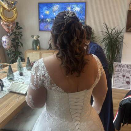 Retro inspired glamorous bridal hair and makeup - Photography by: Julie Podbery. #classic #vintage #halfuphair #curls #redlip