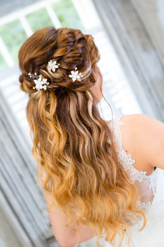 Soft beach waves at Vaulty Manor - Make Me Bridal Artist: Beautiful Hair 4 Weddings. Photography by: Paul Armes. #halfuphair #bohobride #bridalhairdown #romantic #beachwaves