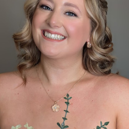 Soft enhancing make-up with lovely soft waves. - #naturalmakeup #bridalhairandmakeup #loosewaves