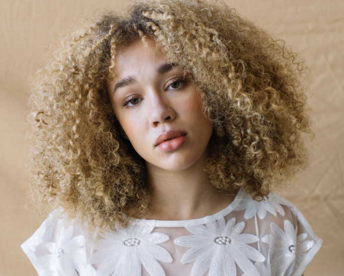 - Make Me Bridal Artist: Brows + Brides. Photography by: Wild Fern. #natural #curlyhair #effortless #coolbride