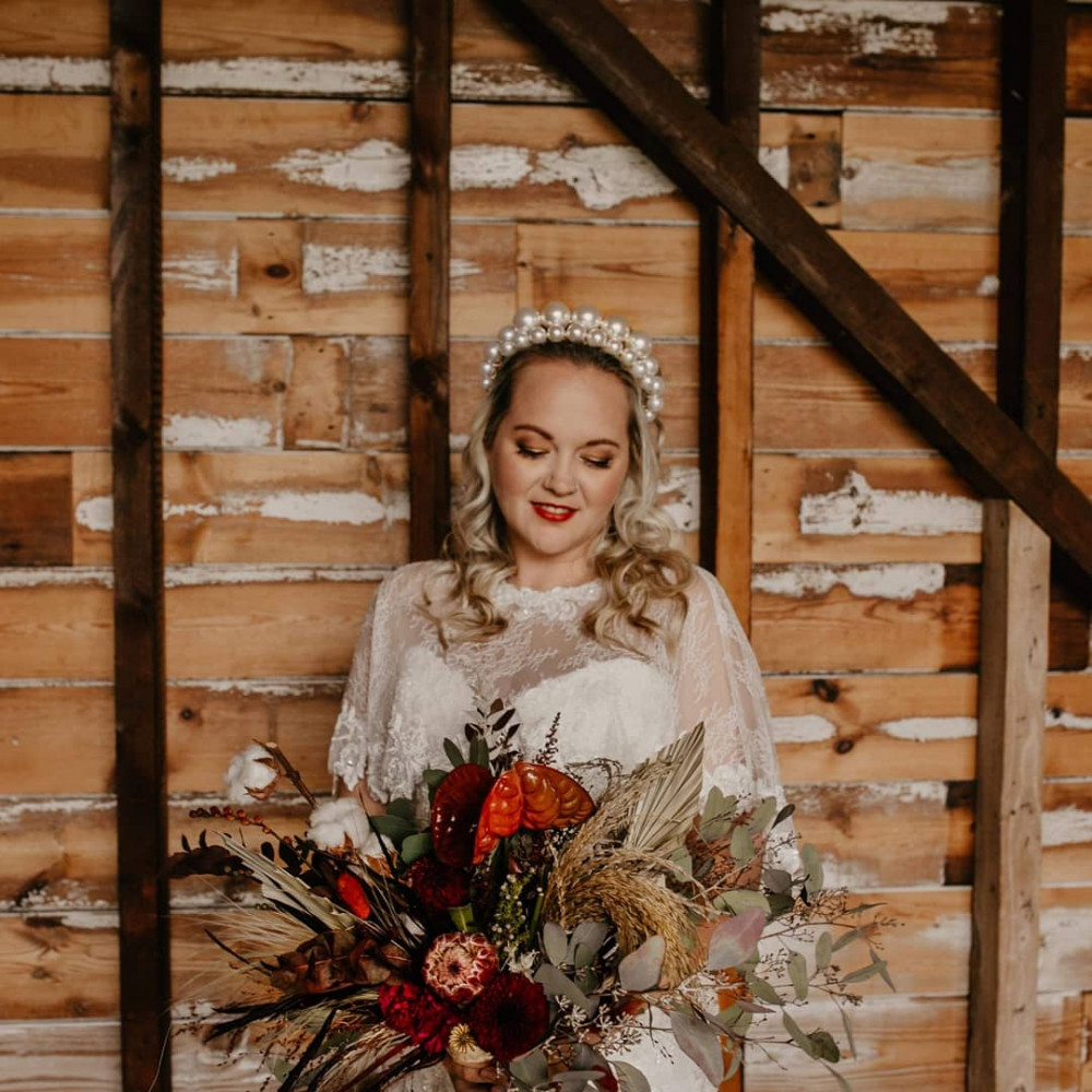 A fabulous shot with curly blonde hair and classic makeup - Make Me Bridal Artist: Viktoria Kohl Makeup and Hair. Photography by: Jessica Davies. #classic #glamorous #naturalmakeup #blonde #bridalmakeup #glow #bridalhair #weddinghair