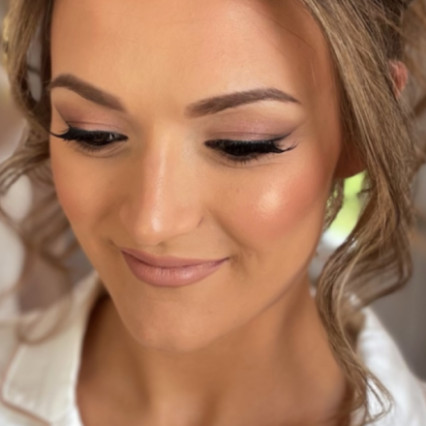  #glamorous #softupdo #glowingmakeup #radiantskin