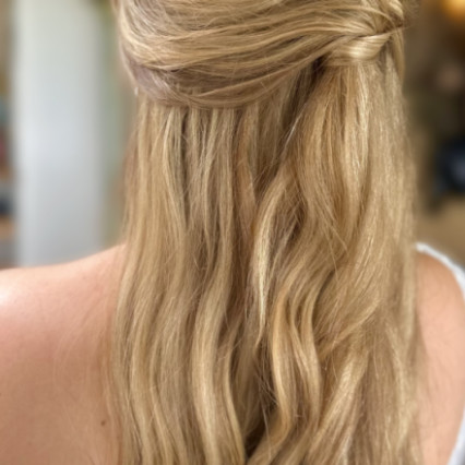  #halfuphair #beachwaves #blondebride #texturedhair
