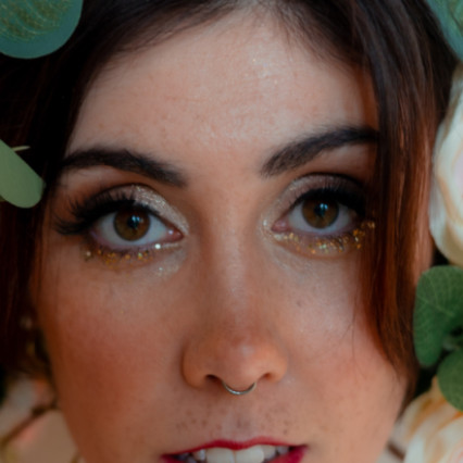 Bohemian Bridal 

A sparkling makeup look, a dramatic deep smokey eye with added shimmers and stars for an ethereal feel. With glowing skin pink/peach blush and a beautiful cherry red lip.
Featured with a back drop of florals ✨ - Photography by: @blottedinkphotography. #bohemian #bridalmakeup #bridalinspo
