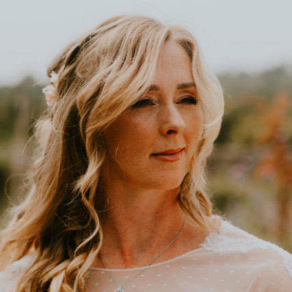 Bohemian Bridal country beauty.

Hair by by @elizabethjarrett_hairdressing

Venue @Rivercottageweddings - Photography by: @hollyhockphotography. #bohemian #bridalmakeup