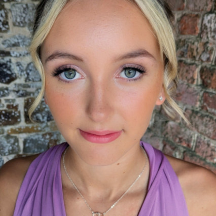 Soft natural makeup look with a touch of soft glam glowing makeup look. - Photography by: Makeup By Lisa Hannah. #naturalmakeup #bridesmaidmakeup #softglammakeup