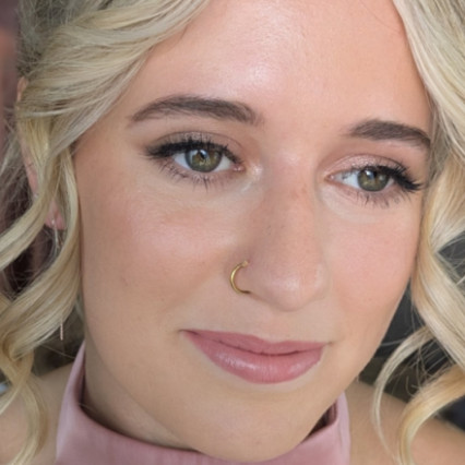 Soft glam makeup look with neutral tones and touch of pinks - Photography by: Makeup By Lisa Hannah. #bridesmaidmakeup #softglammakeup