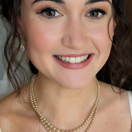 Soft glam romantic Bridal Makeup look with a striking smoky eye. - Photography by: Makeup By Lisa Hannah. #classic #vintage #bridalmakeup #elegant