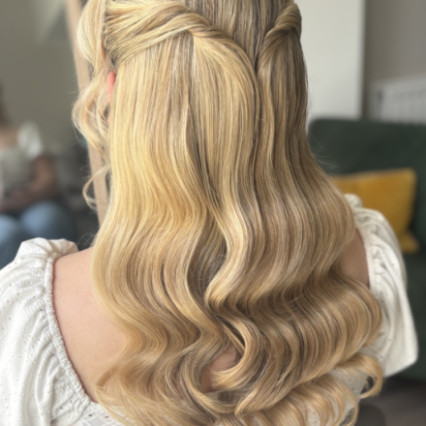 Featured portfolio item for Suzanne Dusek Hair & Makeup